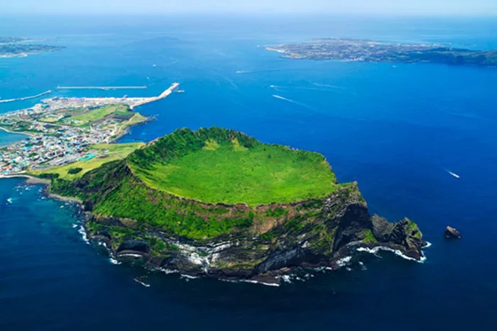 Đảo núi lửa Jeju và hệ thống các ống Dung Nham trên đảo Jeju của Hàn Quốc là một khu vực rộng lớn với giá trị địa chất vô cùng đặc biệt.