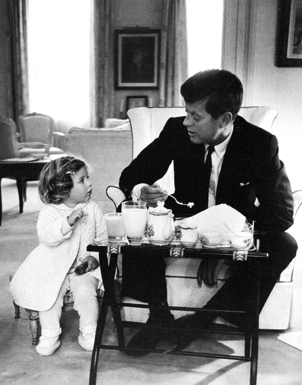 John F. Kennedy đang uống trà với con gái Caroline