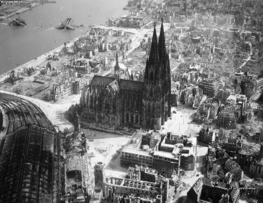 Nhà thờ Cologne vẫn nguyên vẹn sau vụ đánh bom Đồng minh vào năm 1944, và nó là duy nhất ...
