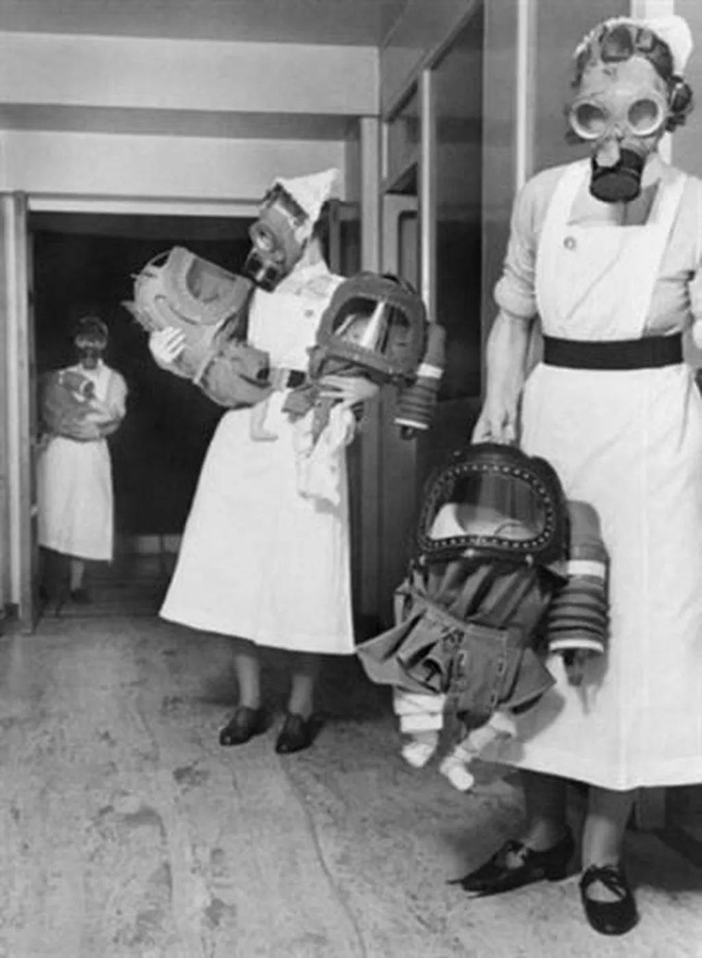 Kiểm tra mặt nạ khí của những đứa bé tại một bệnh viện ở Anh vào năm 1940