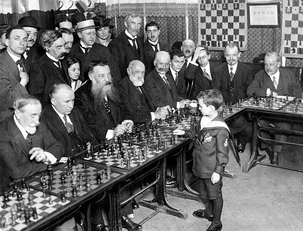 Samuel Reshevsky khi 8 tuổi đã đánh bại các cao thủ cờ vua Pháp năm 1920