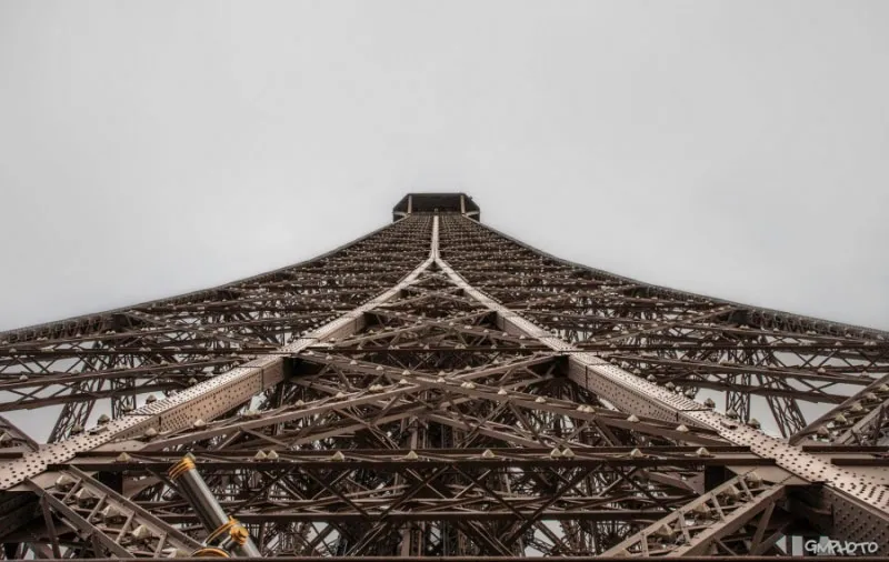 Cây cầu sắt (Tháp Eiffel).