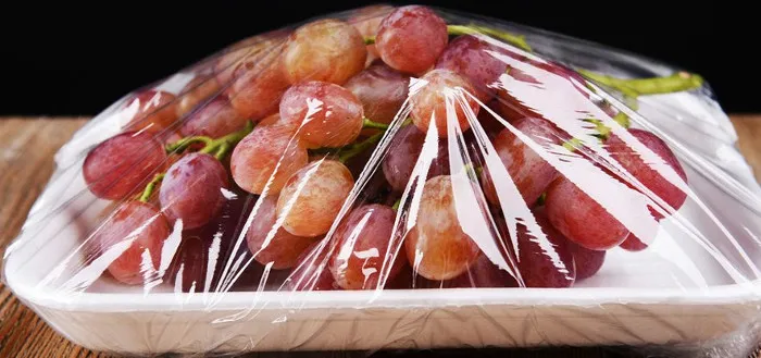 Bảo quản thực phẩm bằng cách dùng màng nilon bọc kín đang rất phổ biến.