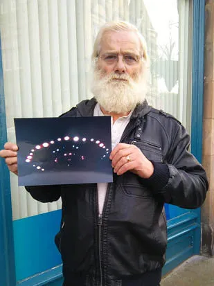 Ông John Macdonald và bức ảnh ông chụp UFO.