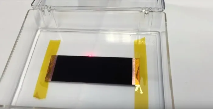 Vantablack được tạo ra nhờ phát triển một rừng ống nano cácbon trên những bề mặt nhôm.