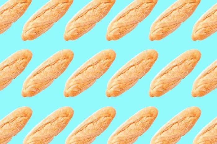 Bánh mì sẽ bị khô nhanh chóng khi được cất trong ngăn mát tủ lạnh.