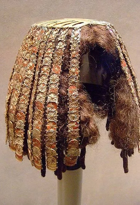 Bộ tóc giả làm bằng vàng, thạch cao, thủy tinh và ngọc bích chôn trong mộ của ba phi tần của pharaoh Thutmose III.
