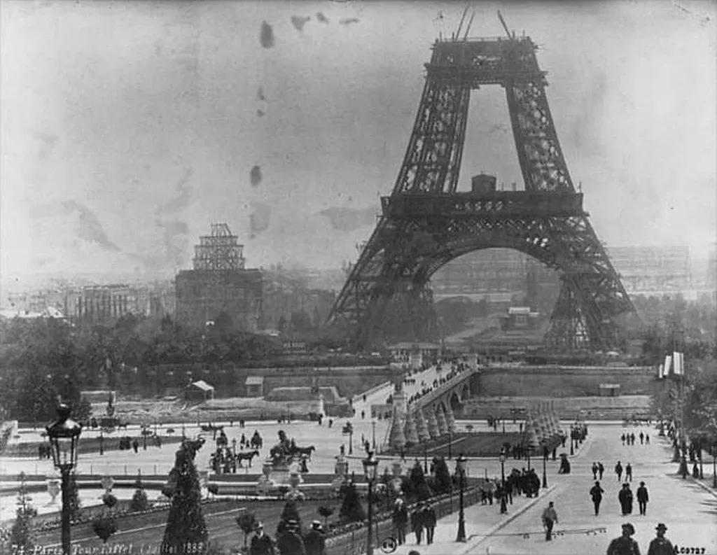 Xây dựng tháp Eiffel tháng 7 năm 1888