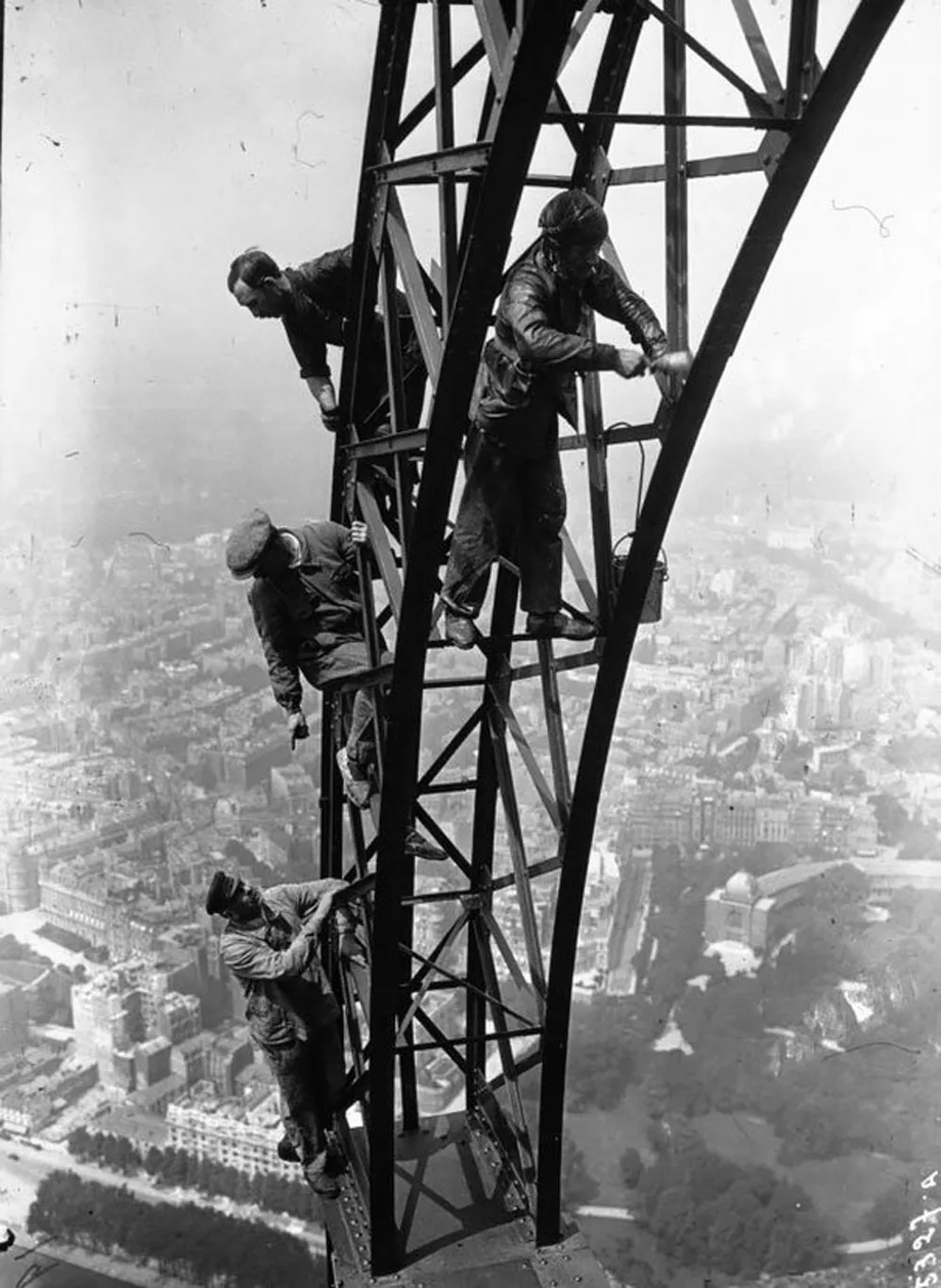 Những người thợ đang sơn tháp Eiffel năm 1932