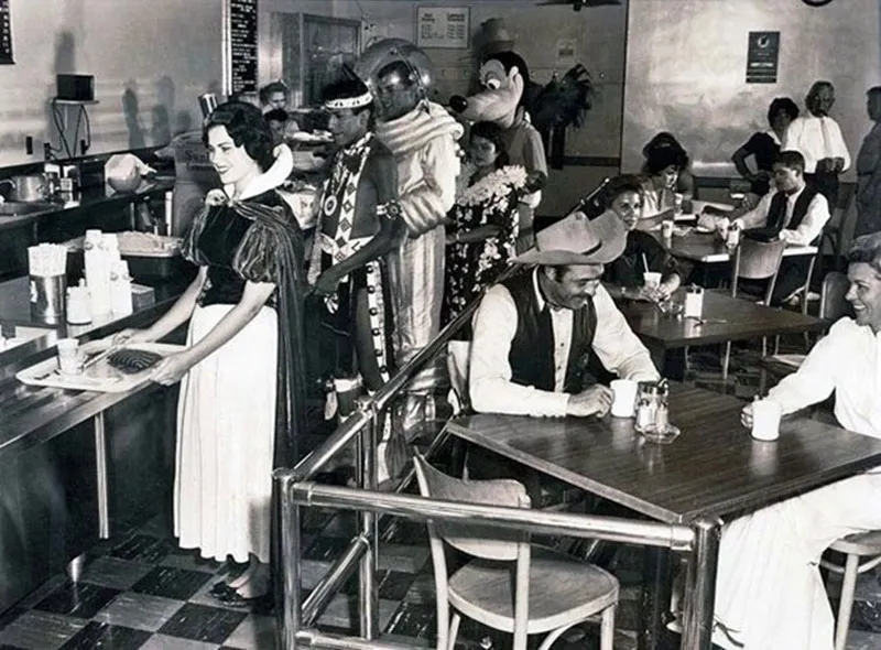 Nhân viên quán cà phê Disneyland 1962