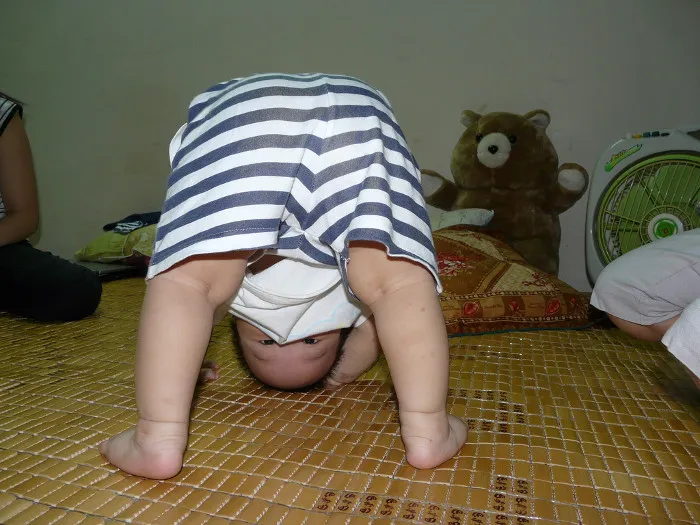 Nếu bé không khóc, vẫn cười nói khi chúi đầu xuống có nghĩa là bé chỉ tạo sự chú ý với mẹ thôi.