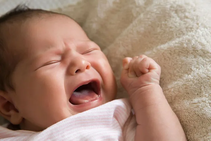 Nếu bé có thói quen siết chặt tay trong 3 tháng mẹ hãy đưa bé đi gặp bác sĩ ngay lập tức.