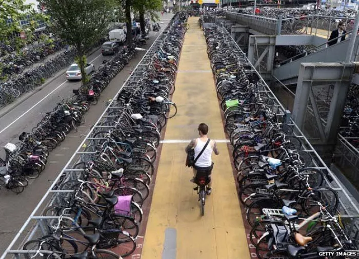 Bãi để xe đạp kiểu Amsterdam.