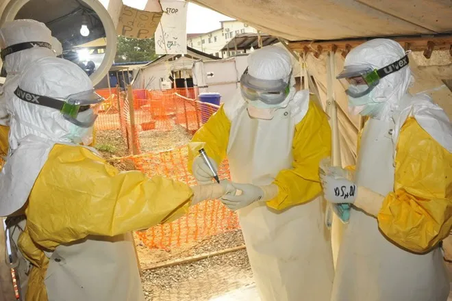Nhân viên y tế điều trị cho bệnh nhân Ebola tại bệnh viện Donka ở Conakry, Guinea.