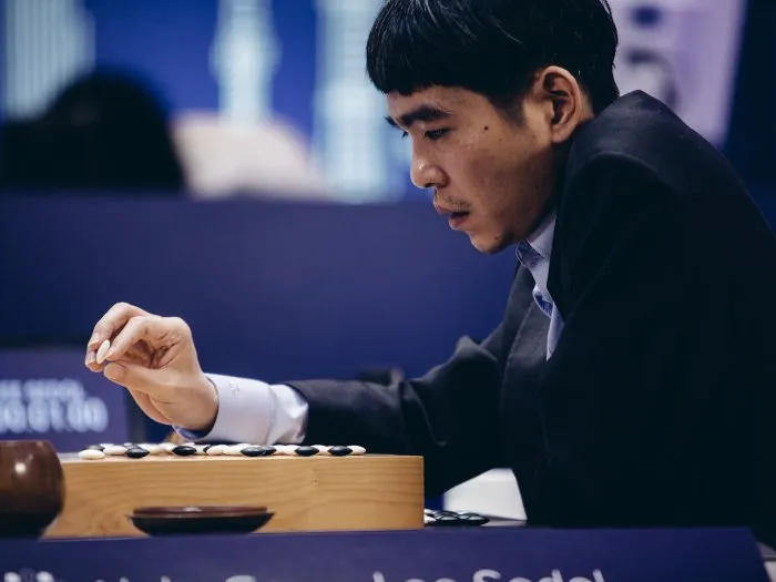 Ván đấu thứ Tư khởi đầu rất giống với ván thứ Hai, khi Lee Sedol cố gắng để đền bù những sai lầm trong quá khứ.