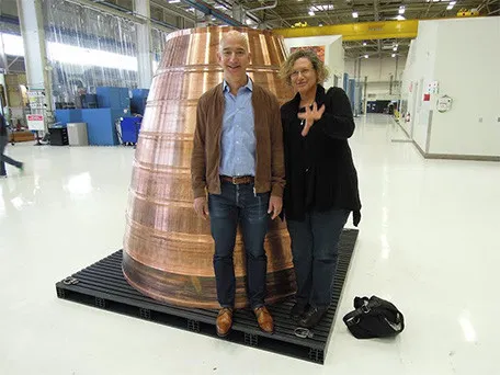 Bezos chụp ảnh cùng một phóng viên tại nhà máy Blue Origin.