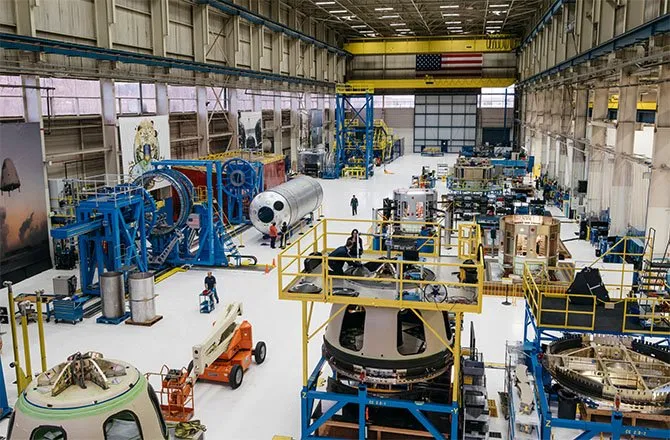 Quang cảnh bên trong nhà máy sản xuất tên lửa Blue Origin của tỷ phú Jeff Bezos.