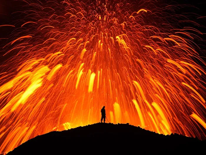 Dung nham phun trào từ miệng một ngọn núi lửa ở Iceland.