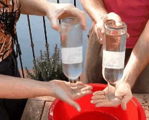 Cách đổ nước ra khỏi chai nhựa đúng cách.