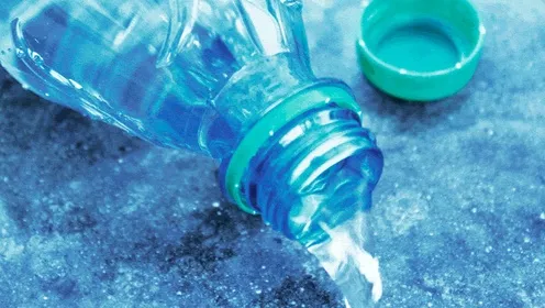 Rót nước ra ngoài bằng cách để nghiêng chai.