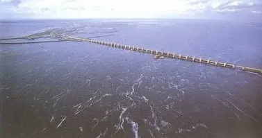 Hệ thống đê kéo dài ra biển.
