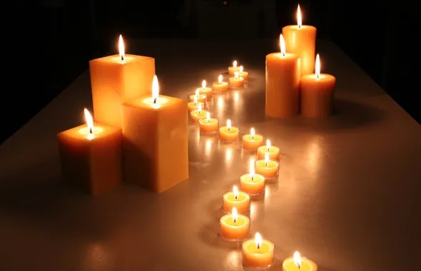 Đốt cháy lâu hơn và lưu lại mùi thơm dịu nhẹ với nến sáp ong.