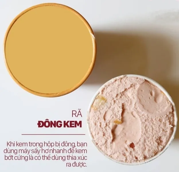 Khi kem trong hộp bị đông, bạn dùng máy sấy hơ nhanh để kem bớt cứng là có thể dùng thìa xúc ra được.