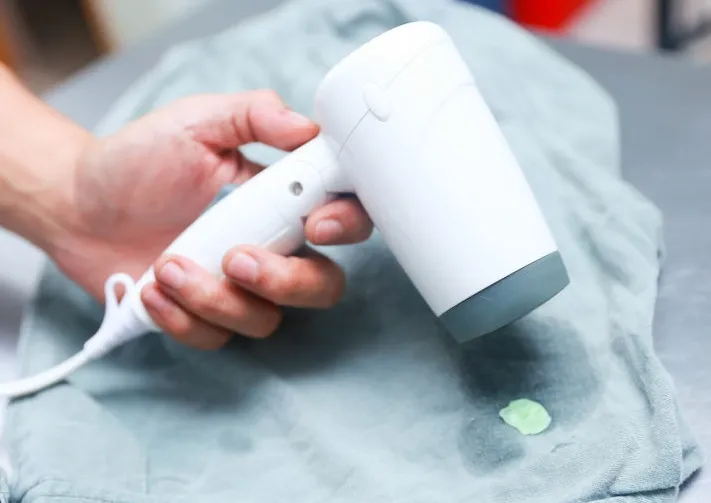 Hơ phần thảm dính bã kẹo với máy sấy tóc cho đến khi bã kẹo mềm ra là có thể gỡ được.