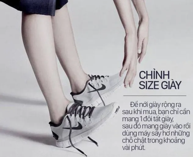 Để nới rộng giày ra sau khi mua, bạn cần mang một đôi tất dày, sau đó đi giày vào rồi dung máy sấy hơ chỗ chật trong khoảng vài phút.