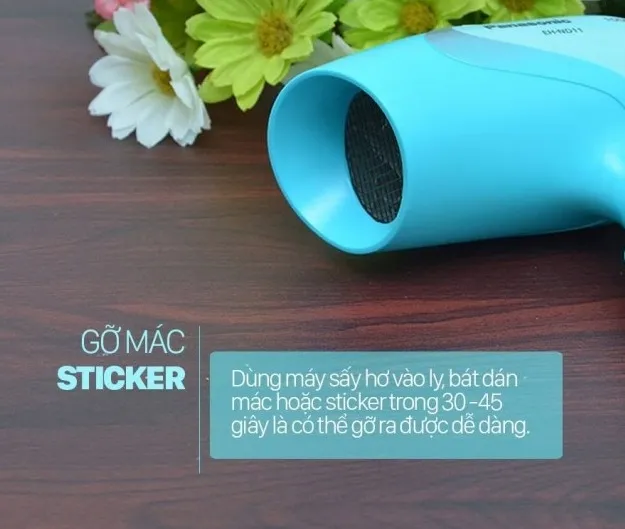 Dùng máy sấy hơ vào ly, bát dán mác hoặc sticker trong 30-45 giây là có thể gỡ một cách dễ dàng.