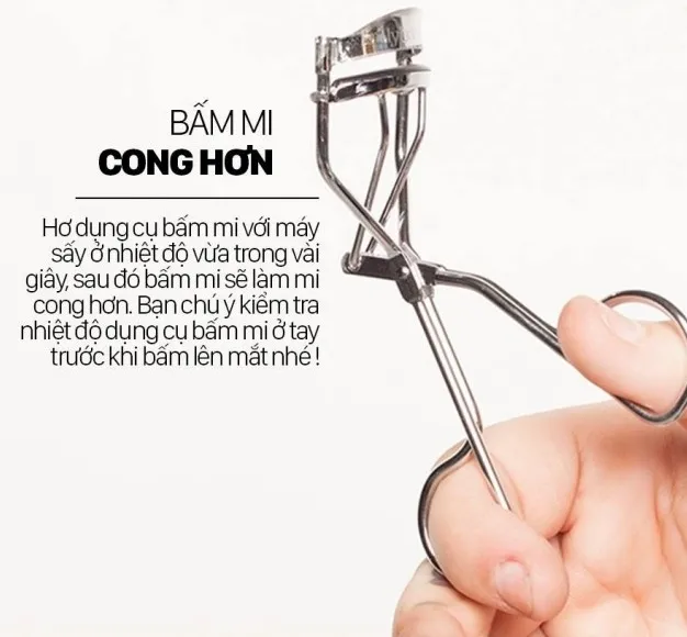 Hơ dụng cụ bấm mi với máy sấy trong vài giấy sau đó bấm mi sẽ làm mi cong hơn.
