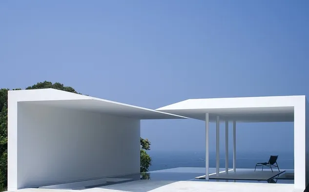 Tọa lạc đối diện vịnh Tokyo, chỉ cách phía Nam thành phố Yokohama nửa giờ đồng hồ, căn nhà T-House với thiết kế đơn giản dạng hình hộp bê tông được xây dựng dựa vào sườn đồi, đem lại cảm giác vững chãi mà không kém phần thanh thoát. Kết cấu xuyên thấu cho phép mở rộng không gian đến tối đa, nhìn mênh mông sông nước xunh quanh mà xem bạn có tin mình đang ở trong một căn hộ tí hon không?