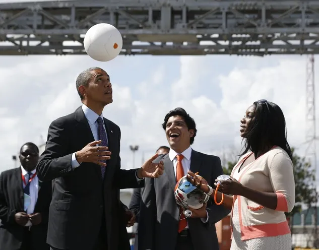 Tổng thống Mỹ Barack Obama đang chơi cùng quả bóng Soccket.