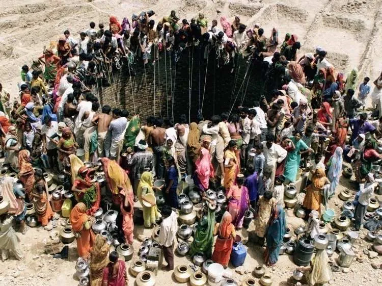 Người dân ở một ngôi làng thuộc bang Gujarat, Ấn Độ, đứng kín quanh chiếc giếng khổng lồ để lấy nước.