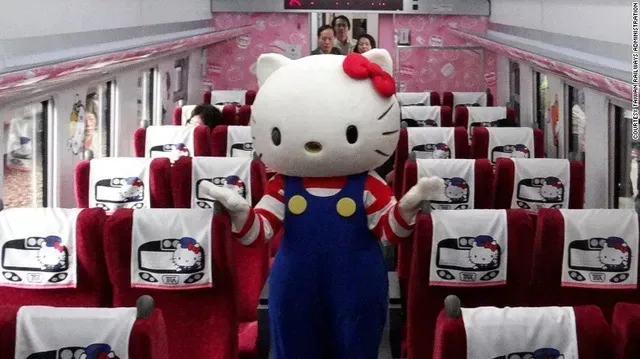 Một nhân viên của tàu mặc hình nộm mèo Hello Kitty.