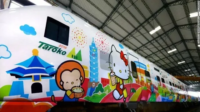 Thông điệp của đoàn tàu là "Du lịch vòng quanh thế giới với Hello Kitty".