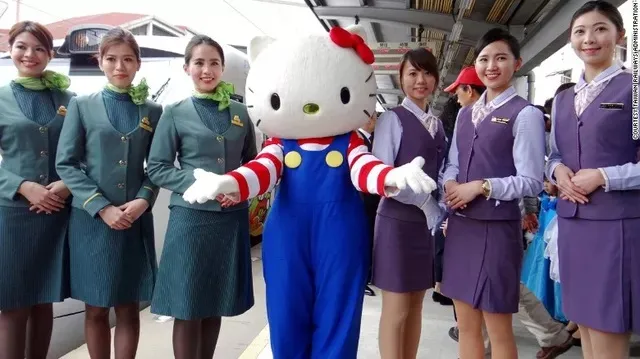 Các nữ tiếp viên cùng chú mèo Hello Kitty.