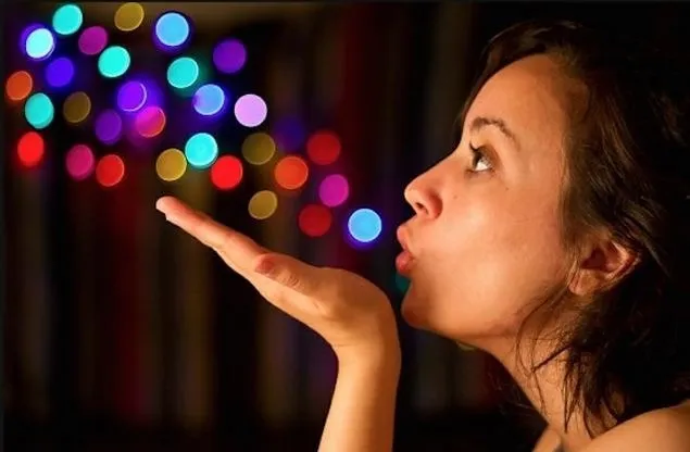 Hơi thở lấp lánh nhiều màu sắc.