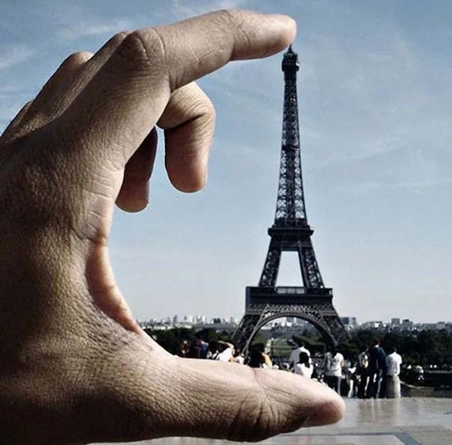 Tháp Eiffel thu nhỏ.