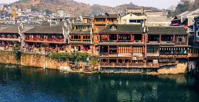Phượng Hoàng là một thị trấn cổ nằm ở huyện Phượng Hoàng, phía tây tỉnh Hồ Nam, Trung Quốc.