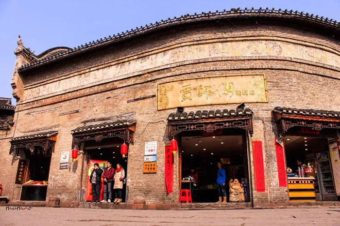 Tham quan cuộc sống bình dị của người dân tộc Miêu, len lỏi từng góc phố, ngắm nhìn đường nét cổ xưa