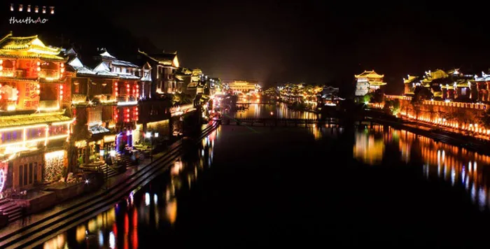Khi màn đêm buông xuống, Phượng Hoàng cổ trấn trở nên lung linh huyền ảo như tìm về hào quang của 1.300 năm trước.