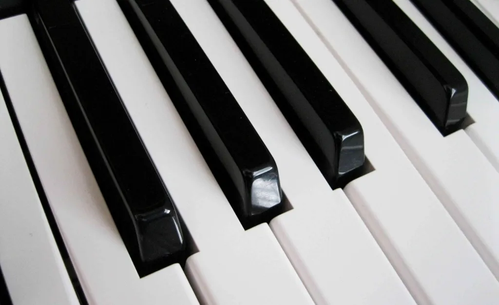 Bụi bám rất nhiều trên bàn phím cây đàn piano, bạn có thể dễ dàng làm sạch với cục tẩy.