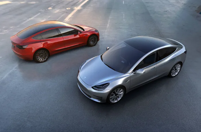 Model 3 sở hữu cấu trúc dạng sedan lai hatchback với phần mái vuốt liền với đuôi xe.