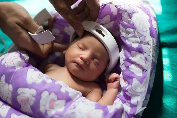Một tín hiệu sẽ được gửi đến thính giác nhằm kích thích các tế bào thần kinh và một số vùng của vỏ não.