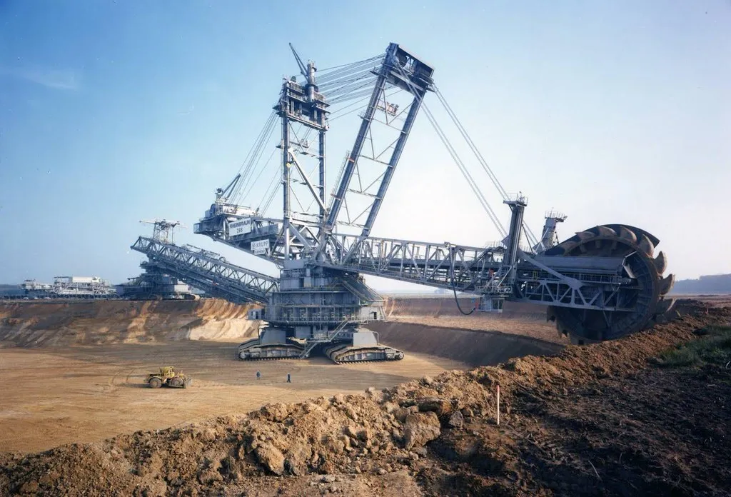 Bagger 288 là một máy xúc 13 500 tấn, dài 240 mét và cao 96 mét và có khả năng xử lí khoảng 240 000 tấn đất cát mỗi ngày.