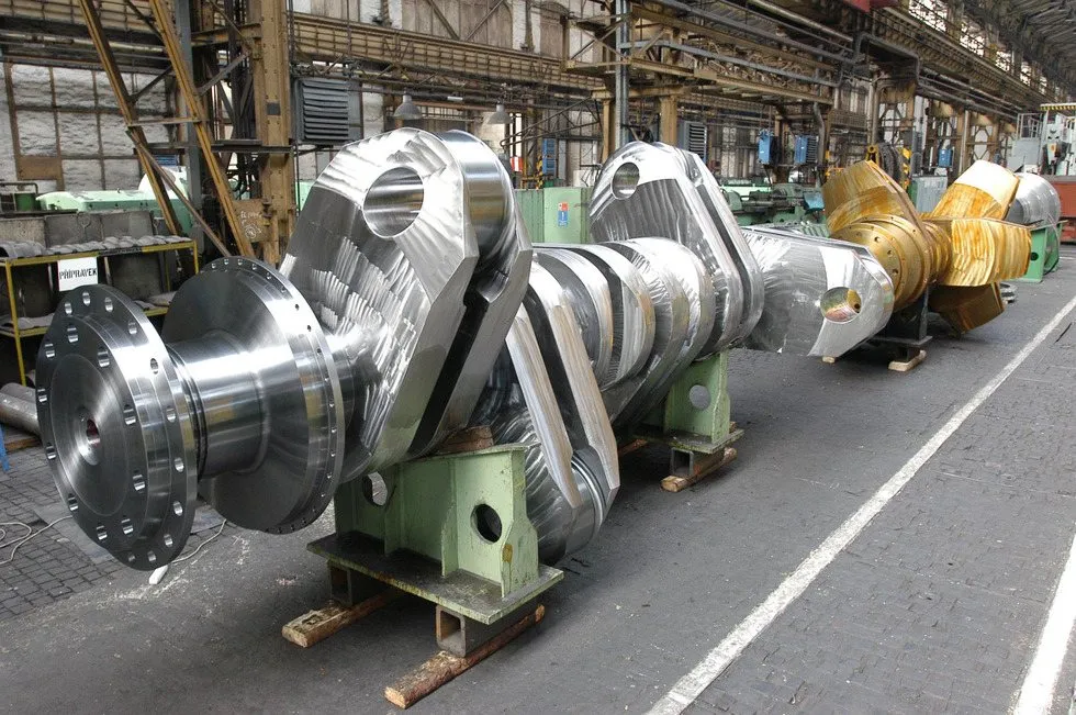 Một động cơ diesel 100 000 HP piston, nặng 300 tấn, vận tải biển.