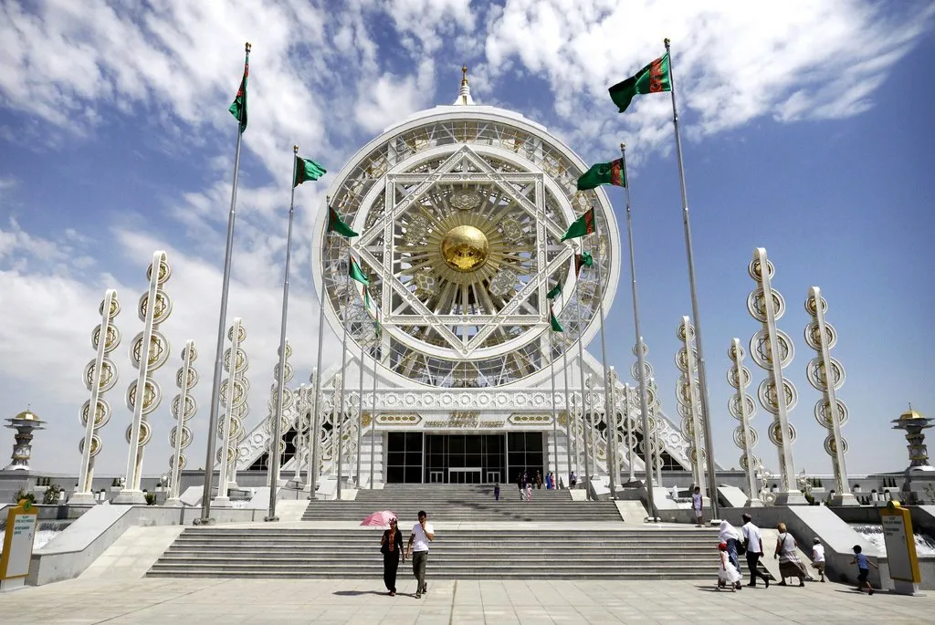 Một cái bánh xe khổng lồ ở ở Ashgabat, Turkmenistan. Được xây dựng bởi Tổng thống Berdymukhamedov, nó cao 47,6 mét và có 24 cabin. Chi phí: khoảng 80 triệu USD.