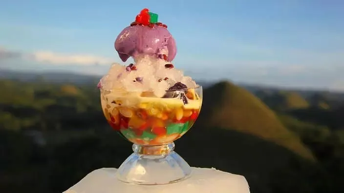 Halo-halo, Philippines: Món tráng miệng mát lạnh và độc đáo này của người Philippines khiến nhiều người choáng ngợp bởi độ phong phú của nguyên liệu. Halo-halo được làm từ đá bào, sữa đặc, kèm theo nhiều món ngon khác, như đậu tây, thốt nốt, mít, khoai lang, phô mai, mứt, và kem...