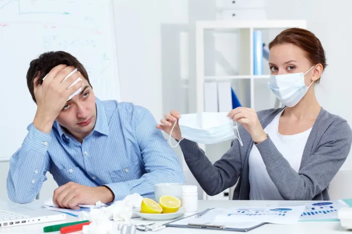 Nếu người bên cạnh hắt xì, hãy tránh ra xa để không bị dính nước bọt, chất nhầy vào người.